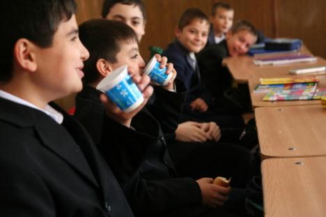 CJ câştigă disputa: Primăria va distribui laptele şi cornul în şcolile din Oradea 